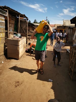 Всеки ден децата от тези сиропиталища носят вода с километри. Когато е там, Делибашев им помага.