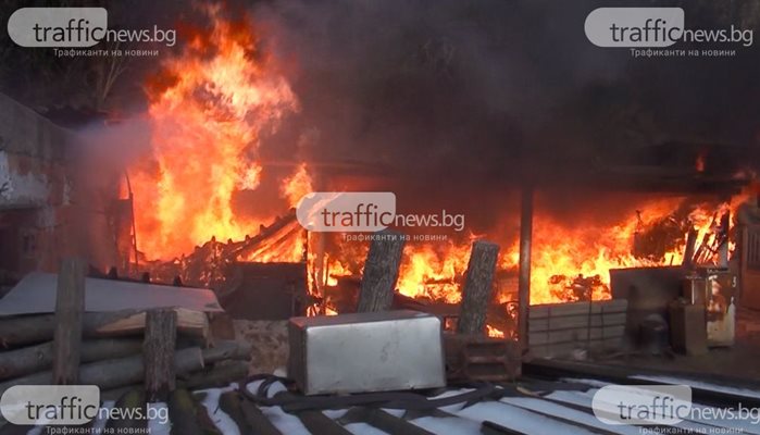 Сграда се взриви и изгоря в Калофер (видео)