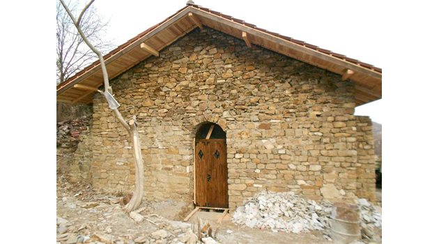ПОМОЩ: Днес столичанинът живее на село и реставрира местната църква.