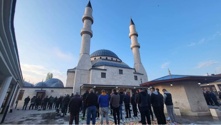 Новата джамия в Кърджали не успя да побере богомолците, дошли на на молитвата за Рамазан байрям. СНИМКИ: НЕНКО СТАНЕВ