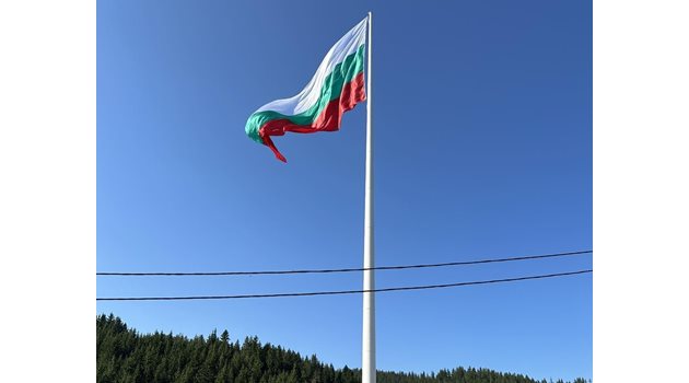 На 111 метра се развя българското знаме от пилона на Рожен Снимка: Фондация "Наследство в бъдещето"