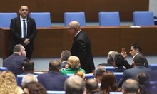 За трети път парламентът не успя да си избере председател, отлага за сряда