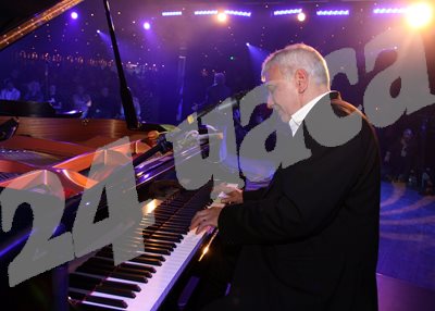 Стефан Димитров на рояла по време на представянето на книгата си "Мъжът на 60 интимно"