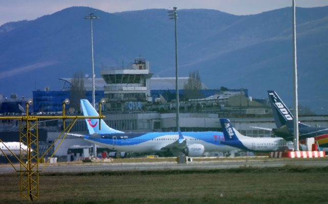 Самолет “Боинг-737-8 Макс” на “Туи флай” също се приземи аварийно на летището в София преди няколко месеца по същата причина.