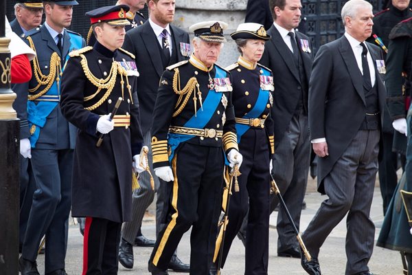 Крал Чарлз Трети, принц Уилям и принц Хари на погребението на Елизабет Втора Снимка: Ройтерс