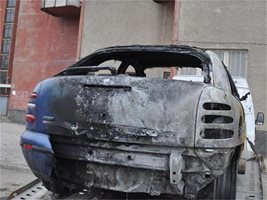 Запаленият лек автомобил "Фиат Брава" на улица "Лотос" в Пловдив
СНИМКА: АТАНАС КЪНЧЕВ