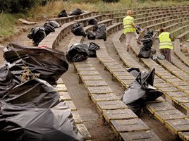 Бригада от общинска фирма "Чистота" от вчера започна почистването на боклуците от стадион "Христо Ботев".