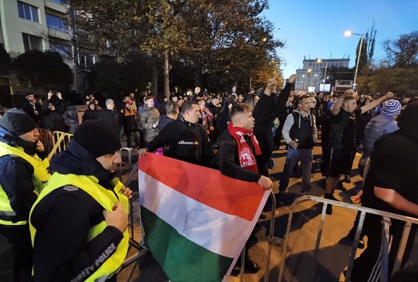 Български и унгарски футболни фенове протестират, блокираха "Орлов мост"
СНИМКА: Йордан Симеонов