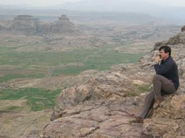 Посланик Борис Борисов се наслаждава на гледката край планинския град Шибан Каукабан в Йемен. 
СНИМКА: ГЕОРГИ МИЛКОВ