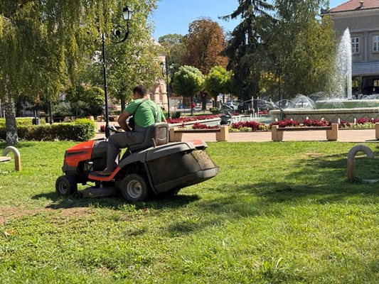 И тази седмица продължава косенето на тревни площи в Русе. Снимка: Община Русе