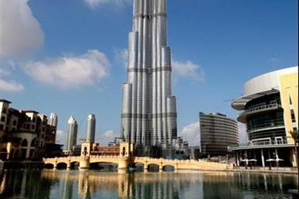 Бурдж Дубай, забит в облаците, ще бъде ядро на нов финансов и търговски център.
СНИМКИ Ройтерс