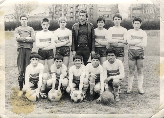 Високото момче вляво е вратарят Николай Неделчев в юношеския отбор на "Марица", а вторият от ляво надясно на първия ред е Христо Стоичков.