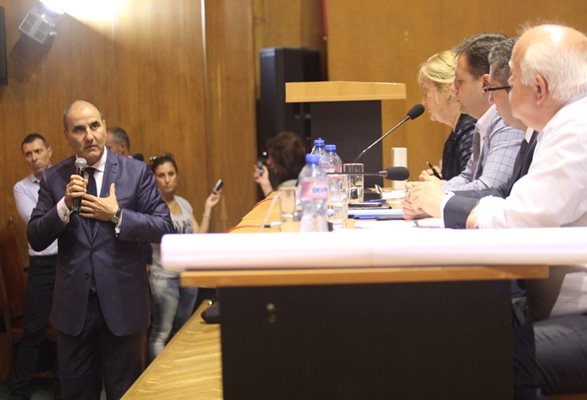 Цветан Цветанов по време на дискусията