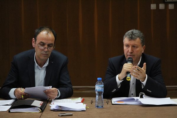 Кметът на Банско Иван Кадев (вдясно) е притеснен от проблемите, които наследява в топлофикационнот дружество.