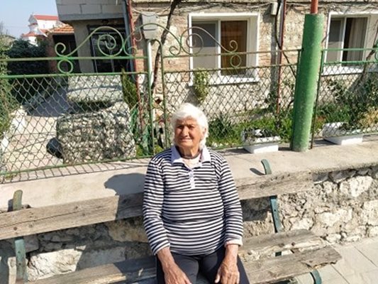 Баба Надежда е католичка и се моли у дома болестта да си иде по-бързо.