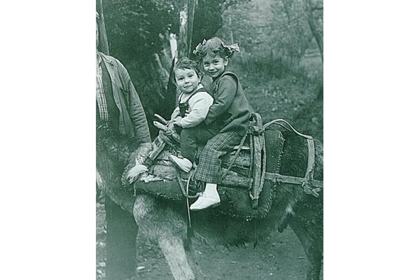 Калин Вельов язди магаре със сестра си.