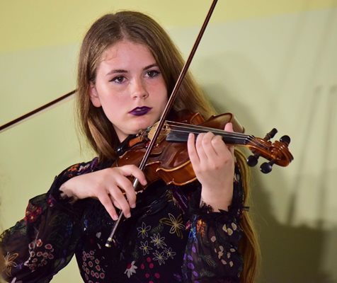 Десетокласничката от Музикалното училище в Пловдив е покорила журито на Еврофеста с един от най-трудните цигулкови концерти - този на Брух в сол минор.