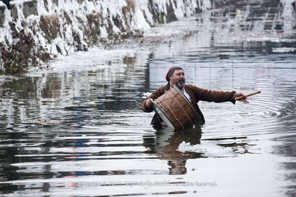 Георги Костадинов утре няма да е в Тунджа, но ще бие тъпана с песента "Залюбила е Василка" от небето. 