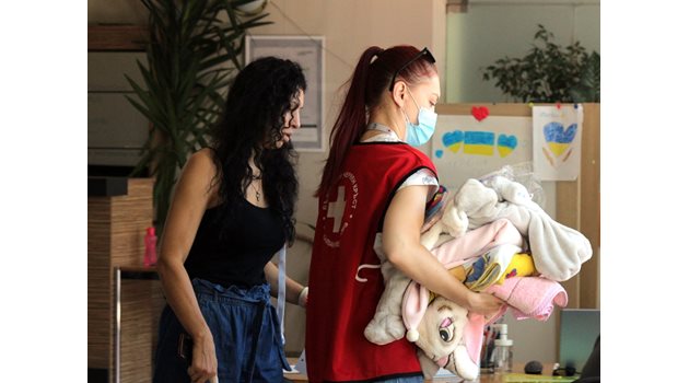 Украинци получават помощ чрез Българския червен кръст.

СНИМКА: РУМЯНА ТОНЕВА