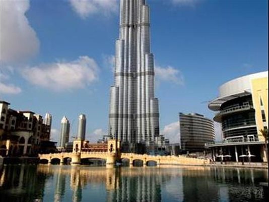 Бурдж Дубай, забит в облаците, ще бъде ядро на нов финансов и търговски център.
СНИМКИ Ройтерс