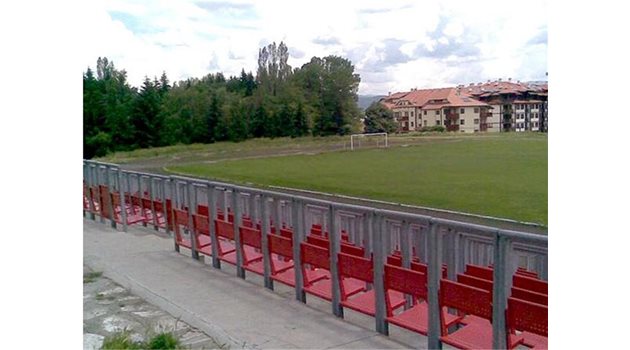 КАТО В РАЯ: Природата около стадион "Св. Петър" в Банско прави от скромното съоръжение приятно място за игра.