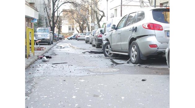 ВЗРИВ: Бомбата под джипа изкопава дупка в асфалта.
