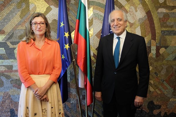 Захариева се срещна в София със специалния представител на САЩ по мирния процес в Афганистан Залмай Халилзад. Снимка външно министерство