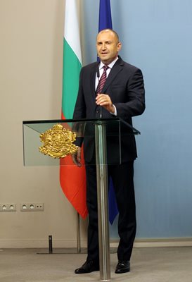 Президентът Румен Радев избра да направи обръщение към народа, в което да обяви избраната от него дата за парламентарния вот - 4 април.