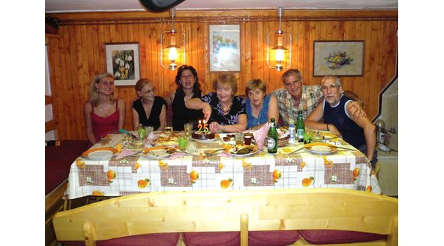Руфина Пухова празнува 75-ия си рожден в България със семейство Бояджиев и приятели. 