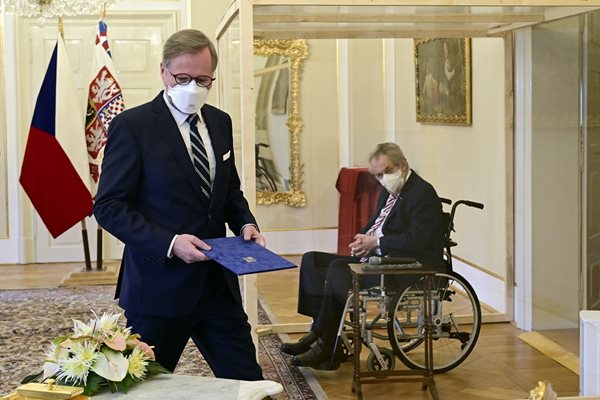 Чешкият президент Милош Земан назначи новия премиер Петър Фиала, като по време на цереманията седеше в инвалиден стол в специална пластмасова “стаичка”, защото е болен от COVID-19. Чехия е една от европейските страни, в които е засечен омикрон.