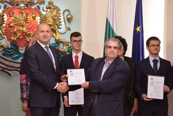 Радев връчва отличие на Емил Келеведжиев.