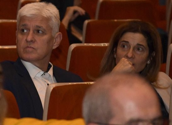 Министърът на отбраната Димитър Стоянов също бе забелязан сред публиката на благотворителния концерт.