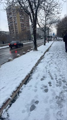 Непочистен тротоар в "Г.М. Димитров"