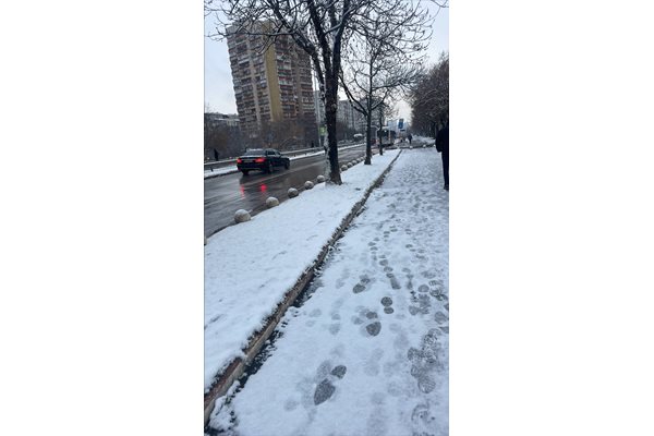 Непочистен тротоар в "Г.М. Димитров"
