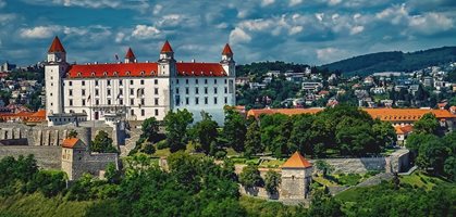 Един загинал и четирима ранени при стрелба в Братислава
