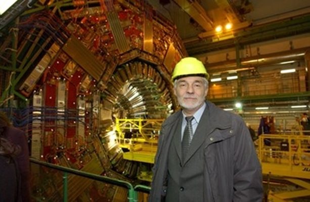 Проф. Леандър Литов пред ускорителя за частици в ЦЕРН. СНИМКА: Николай Литов
