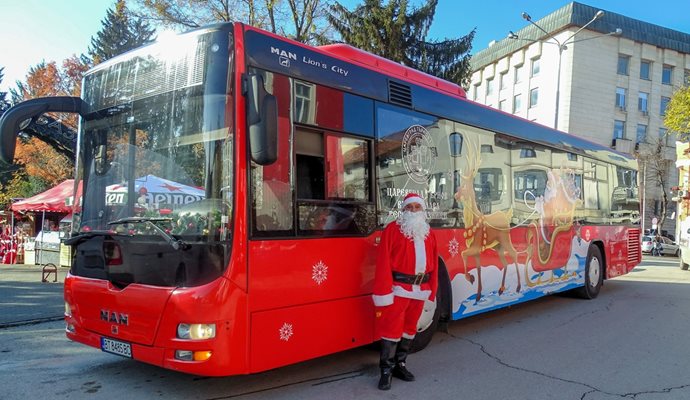 Коледният автобус е празнично украсен
