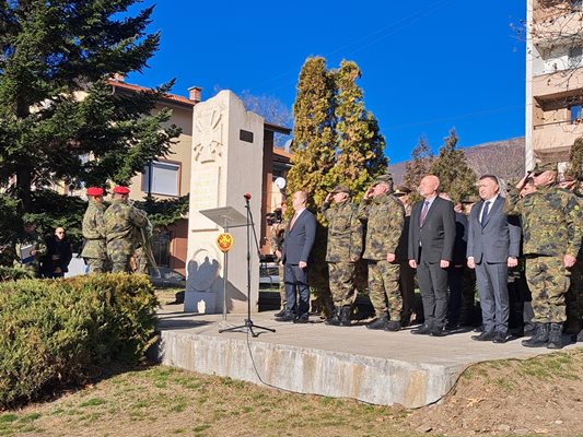 Военният министър Тодор Тагарев, началникът на отбраната адмирал Емил Ефтимов и  висши военни отдадоха почит на жертвите. 

СНИМКА: 24 ЧАСА