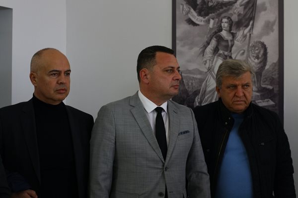 Депутатите от БСП Георги Свиленски Иван Ченчев и Манол Генов (от ляво на дясно) бяха сред подкрепящите монумента.