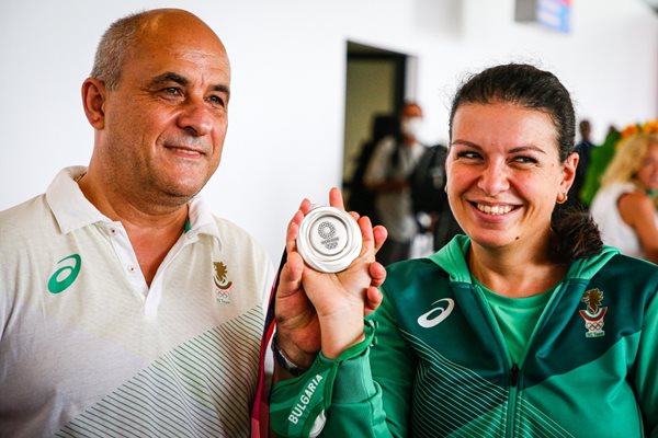 Антоанета Костадинова с треньора си Христо Христов, с когото извървяват заедно пътя от първото й влизане в залата в Търговище през 2004 г. до сребърния олимпийски медал. И продължават напред. СНИМКА: LAP.BG