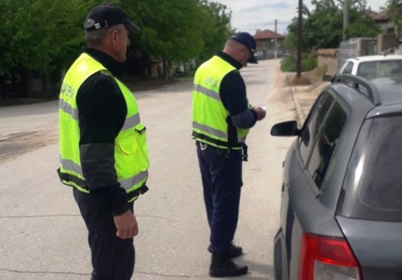 Пътни полицаи правят проверка на шофьор. Снимка Архив