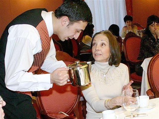 Доня Маргарита е известна с изтънчените си маниери. Въпреки че тук всички пият кафе, в духа на английските традиции тя обича да посещава следобедни сбирки, придружени с чаша чай. 
СНИМКА: БУЛФОТО