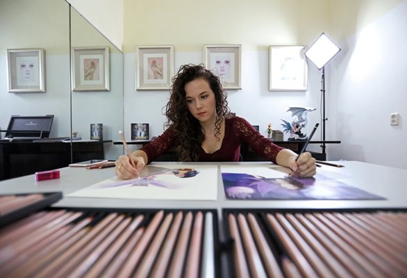 25-годишната холандка рисува портрети и с двете ръце едновременно  СНИМКИ: Ройтерс