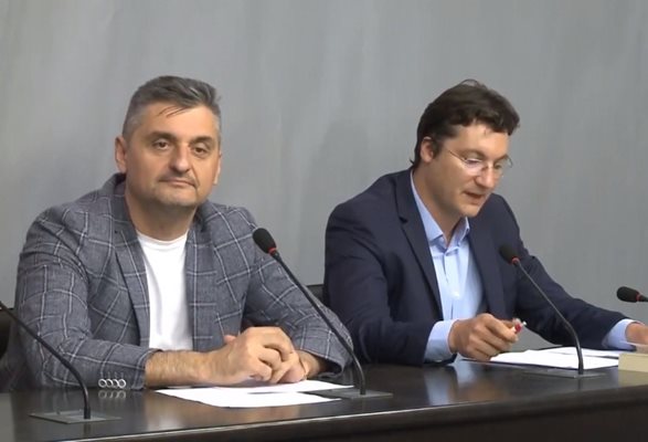 Зам.-шефът на БСП Кирил Добрев и зам.-шефът на червената група Крум Зарков се обявиха срещу отмяната на машинното гласуване.