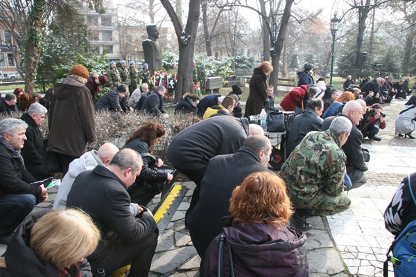 Пловдивчани паднаха на колене, за да почетат паметта на загиналите.