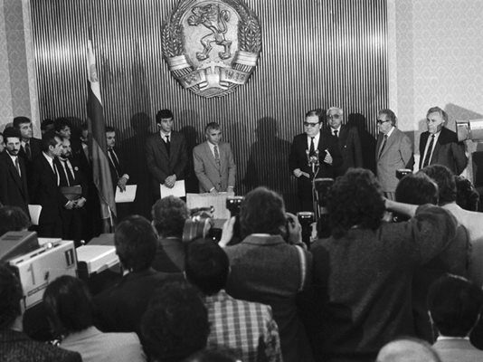 Петър Младенов, Андрей Луканов и Станко Тодоров с Желю Желев и Стоян Ганев при подписването на споразумение между политическите партии на 25 май 1990 г.