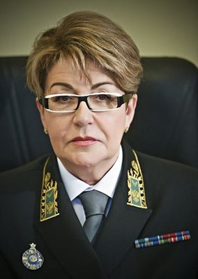 Позлатените части и сивата вратовръзка от официалното облекло на Елеонора Митрофанова.