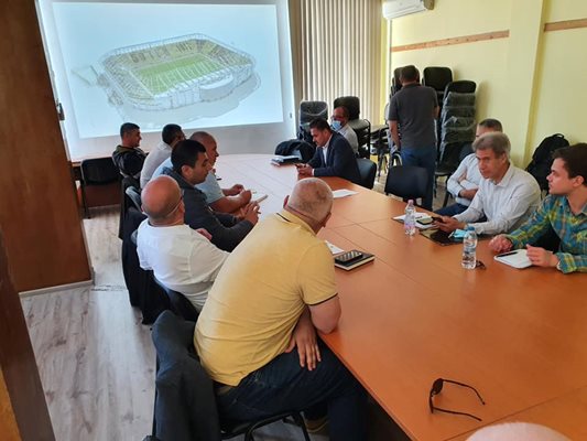 Присъстващите на срещата видяха как ще изглежда стадион "Христо Ботев" след реконструкцията.