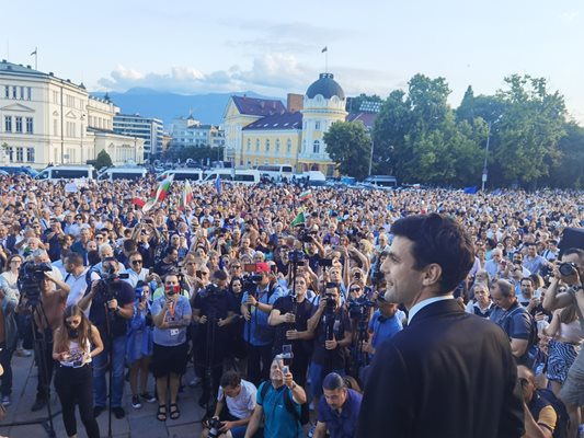 Хиляди се стекоха да подкрепят Никола Минчев, след като той бе свален като председател на Народното събрание
