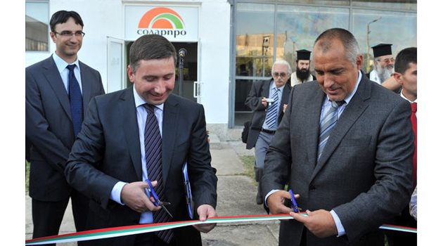 Премиерът Бойко Борисов и Трайчо Трайков - тогава министър на енергетиката, и Иво Прокопиев откриват “Соларпро”.
